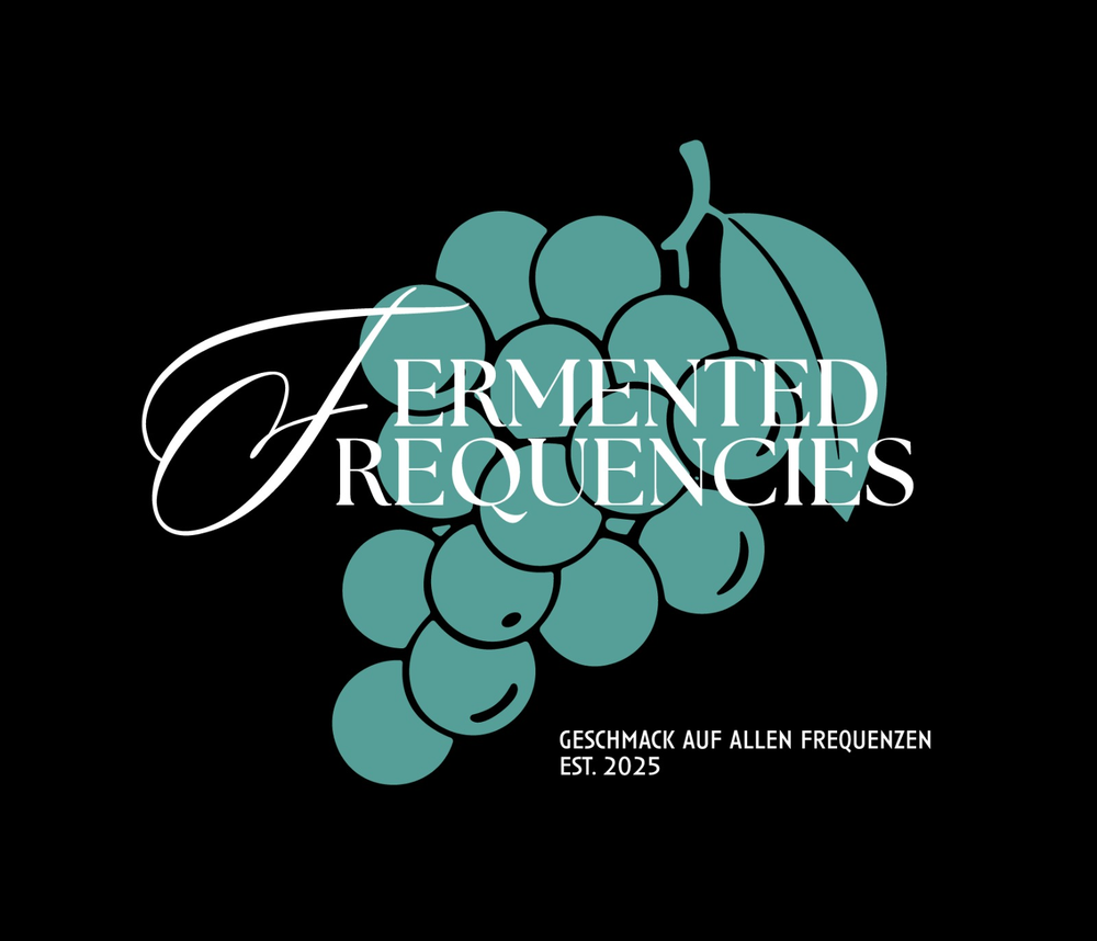 Fermented-Frequencies-Logo: Weintrauben in Teal mit eleganter Serifen-Wortmarke — Geschmack auf allen Frequenzen, est. 2025